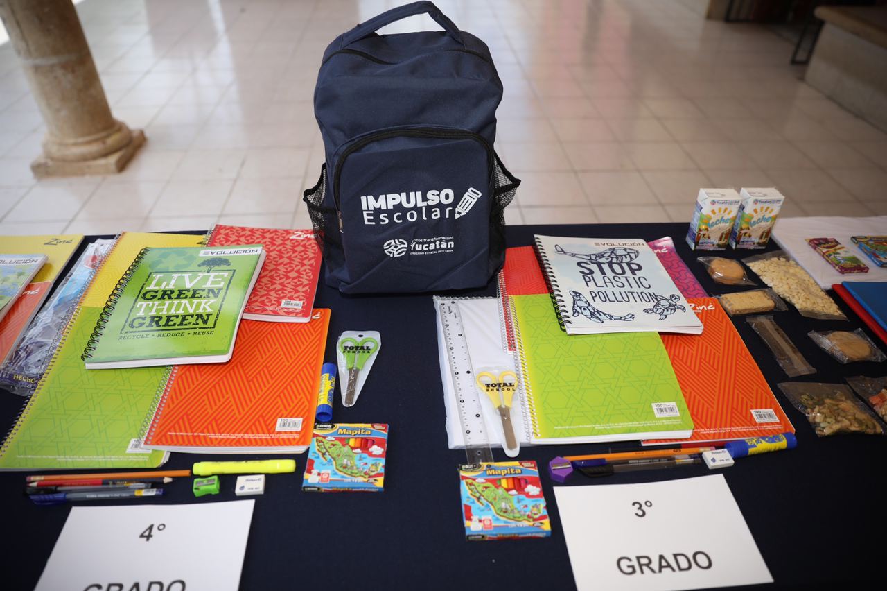 Entrega de paquetes de útiles escolares brinda alivio para las familias yucatecas