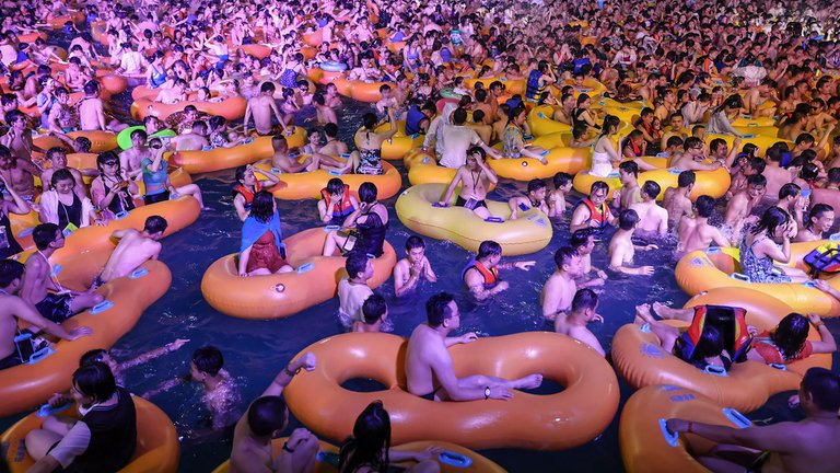 Arman fiesta masiva en parque acuático de Wuhan, primer epicentro de la pandemia de COVID-19