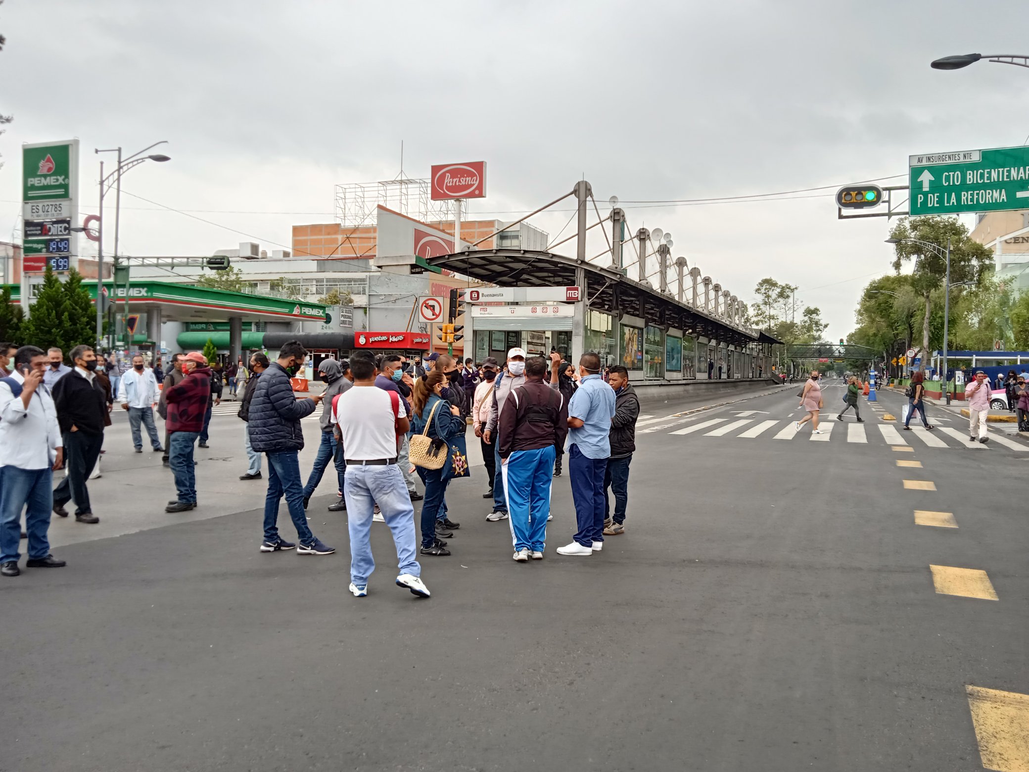 Policías capitalinos bloquean avenida Insurgentes