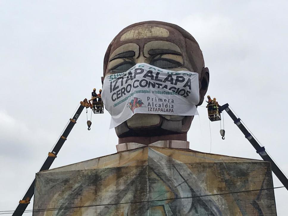 En Iztapalapa, hasta la Cabeza de Juárez ‘se pone’ cubrebocas