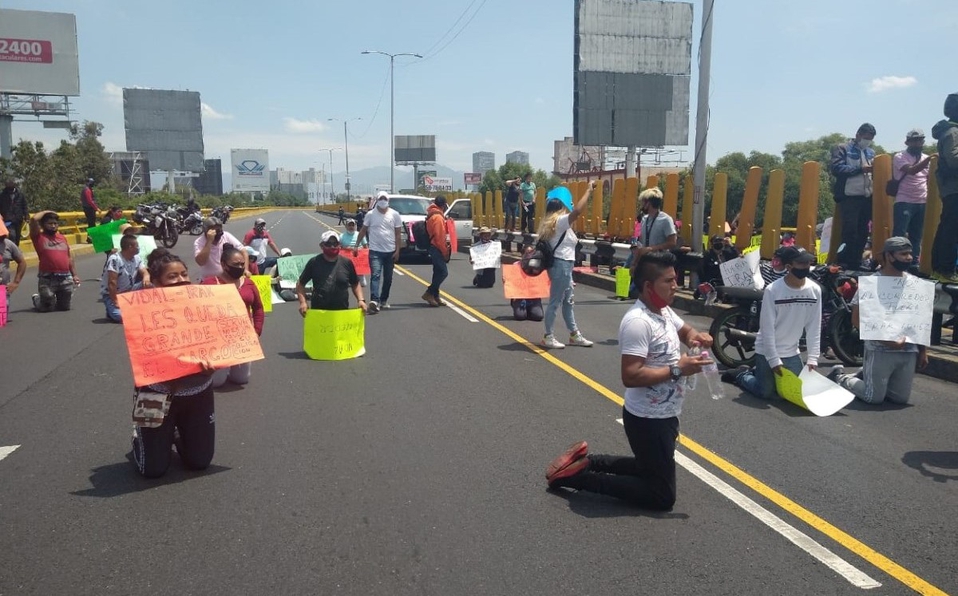 Comerciantes de Azcapotzalco bloquean el Circuito Interior