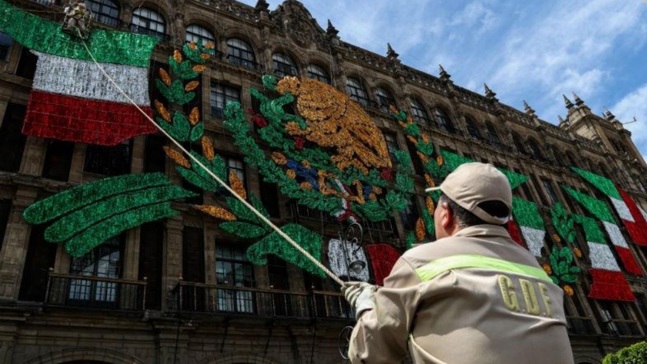 Inicia instalación de adornos patrios en el Zócalo capitalino