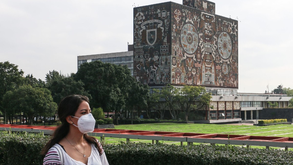 Con cubrebocas y sana distancia, jóvenes hacen su examen para ingresar a la UNAM