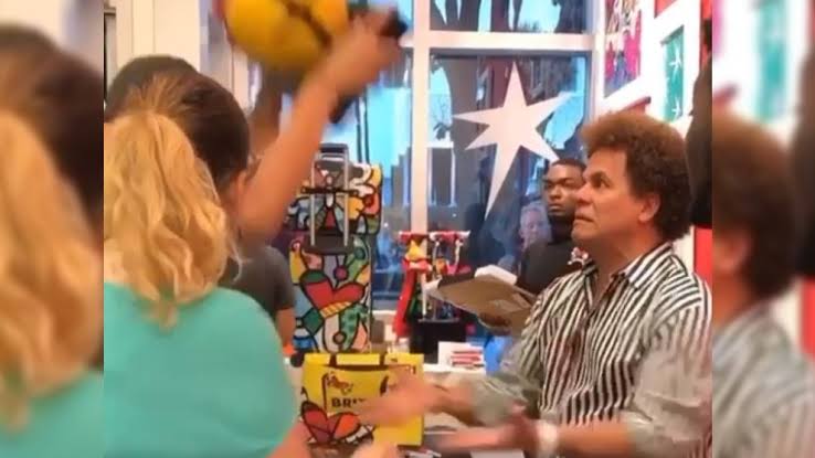 Mujer rompe obra de Romero Britto por tratar mal a sus empleados