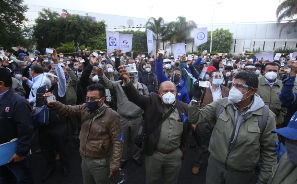 Cooperativistas de Cruz Azul bloquean avenida Gran Sur para realizar asamblea