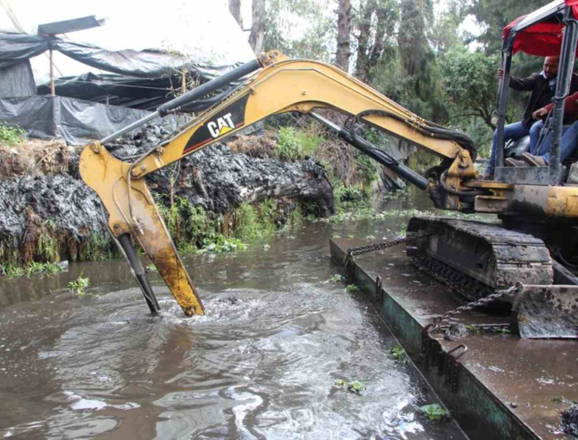 Limpian canales de Xochimilco; retiran más de 150 toneladas de basura