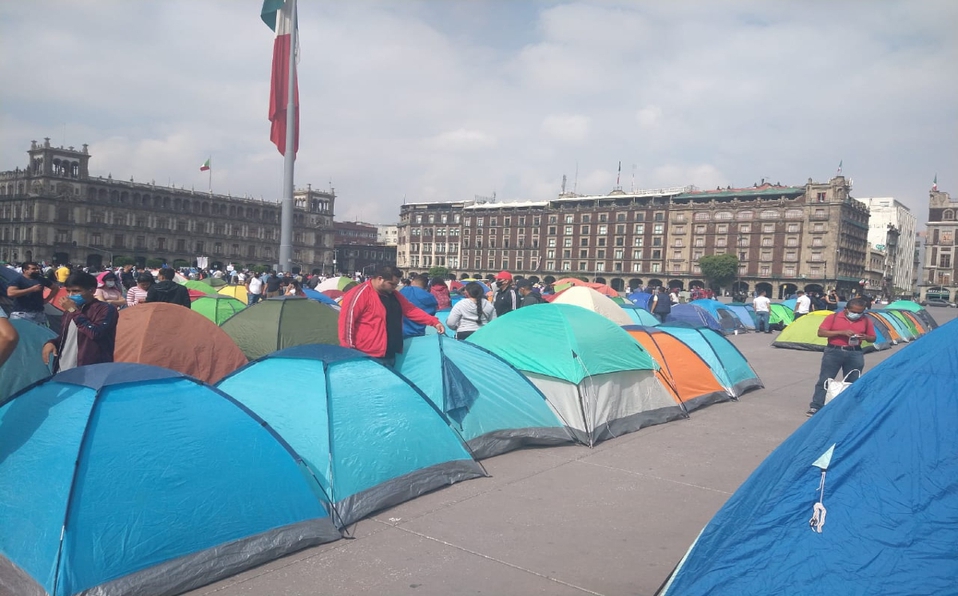 maestros de la CNTE instalan planton