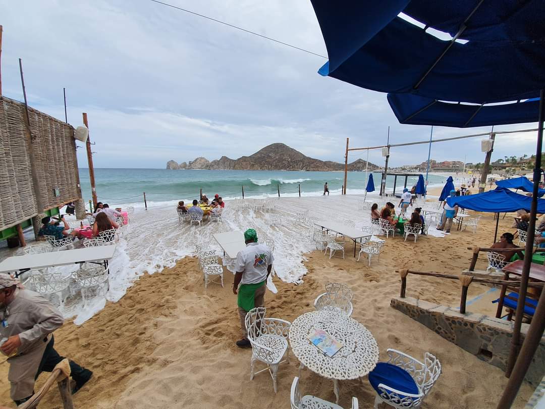 ¡VÍDEOS!, comienza el oleaje fuerte en Los Cabos ante posible huracán