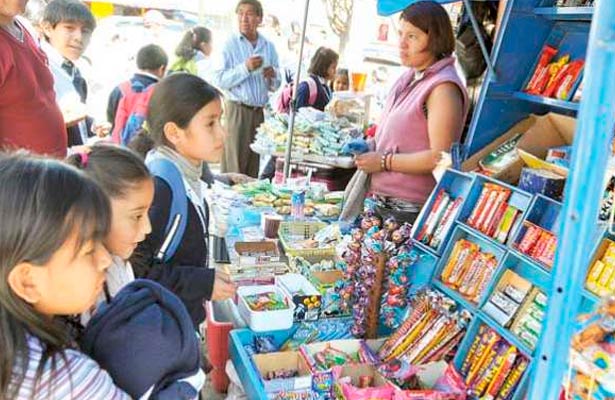 Morena propone prohibir venta de refrescos y comida chatarra a niños en la CDMX