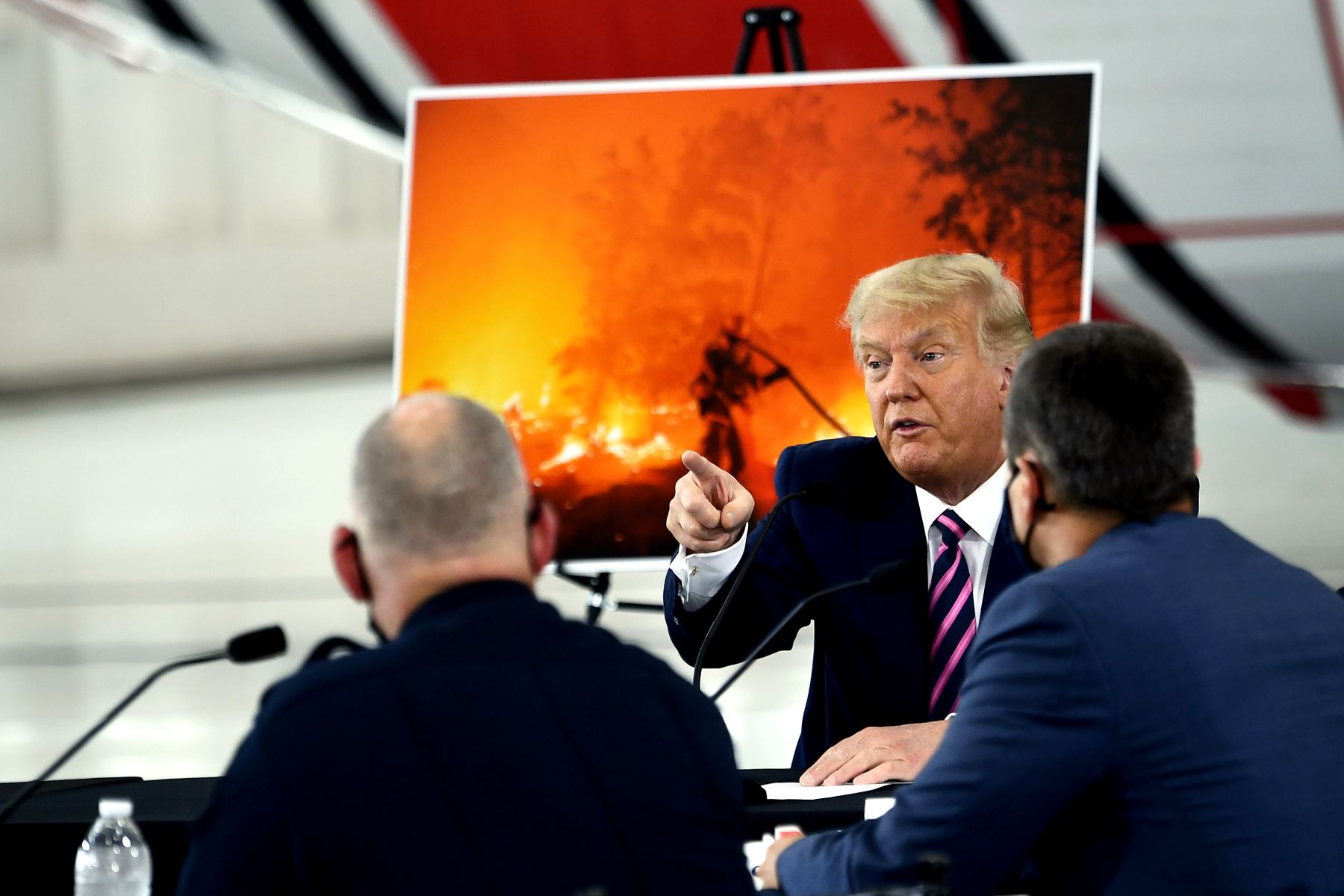 Trump desestima influencia del cambio climático en incendios en visita a una afectada California