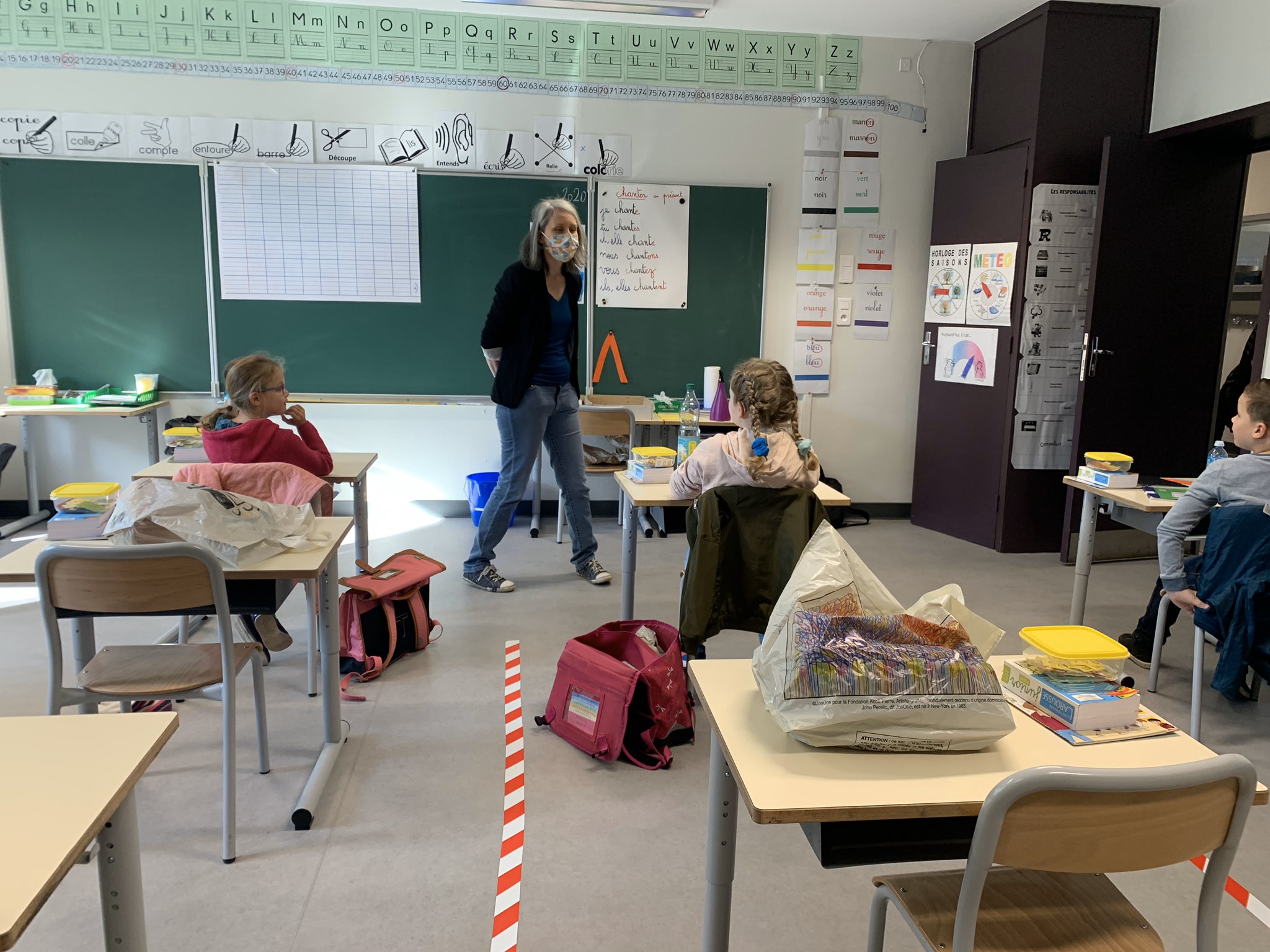 Francia cierra 22 escuelas y cientos de aulas por brotes de covid-19 a días de retornar a clases