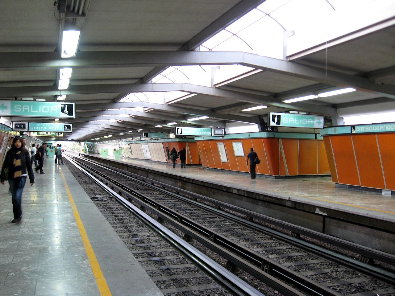 Rescatan a mujer que se arrojó a las vías del Metro Fray Servando