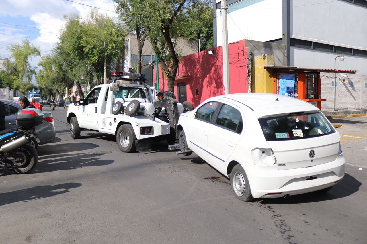 Retiran vehículos estacionados en inmediaciones del edificio de la alcaldía Cuauhtémoc