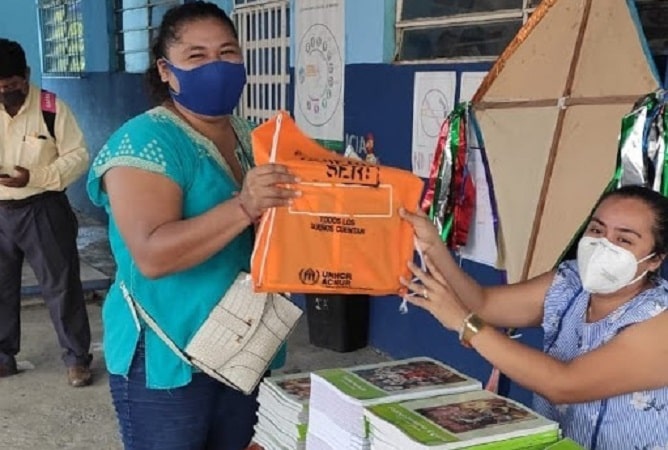 Reciben familias útiles escolares en localidades de México a través de donación de ACNUR
