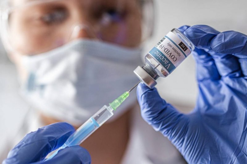 AstraZeneca y Oxford reanudan pruebas de su vacuna contra el COVID-19