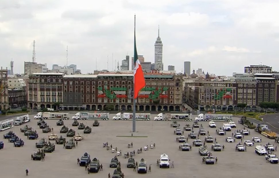 AMLO encabeza desfile militar por el 210 aniversario de la Independencia