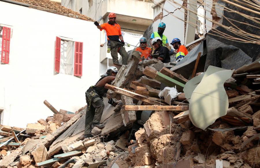 A casi un mes de la explosión, detectan señales de vida bajo escombros en Beirut