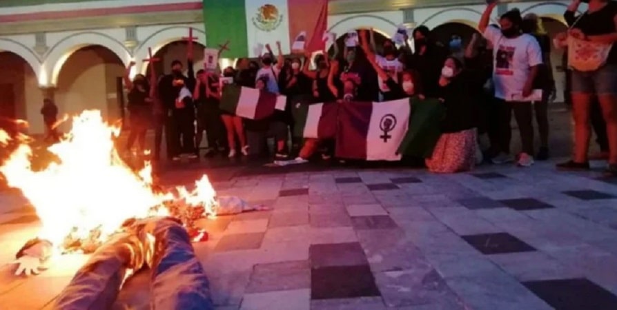 Mujeres queman muñeco de AMLO en protesta por feminicidios en Veracruz