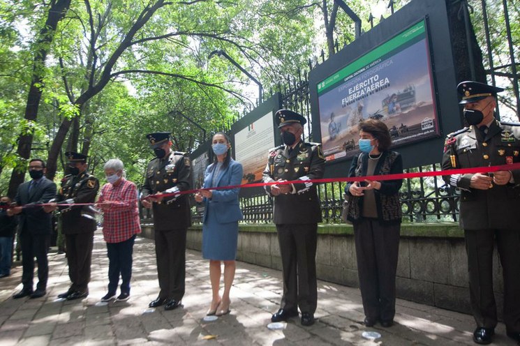 Inauguran exposición fotográfica de la Sedena en rejas de Chapultepec