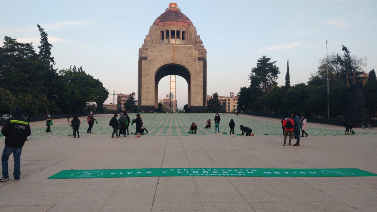 Mujeres colocan 6 mil pañuelos verdes en el Monumento a la Revolución