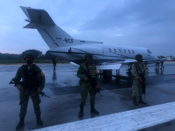 Ejército y Fuerza Aérea Mexicanos aseguraron una aeronave y más de una tonelada y media de probable cocaína en el  estado de Quintana Roo