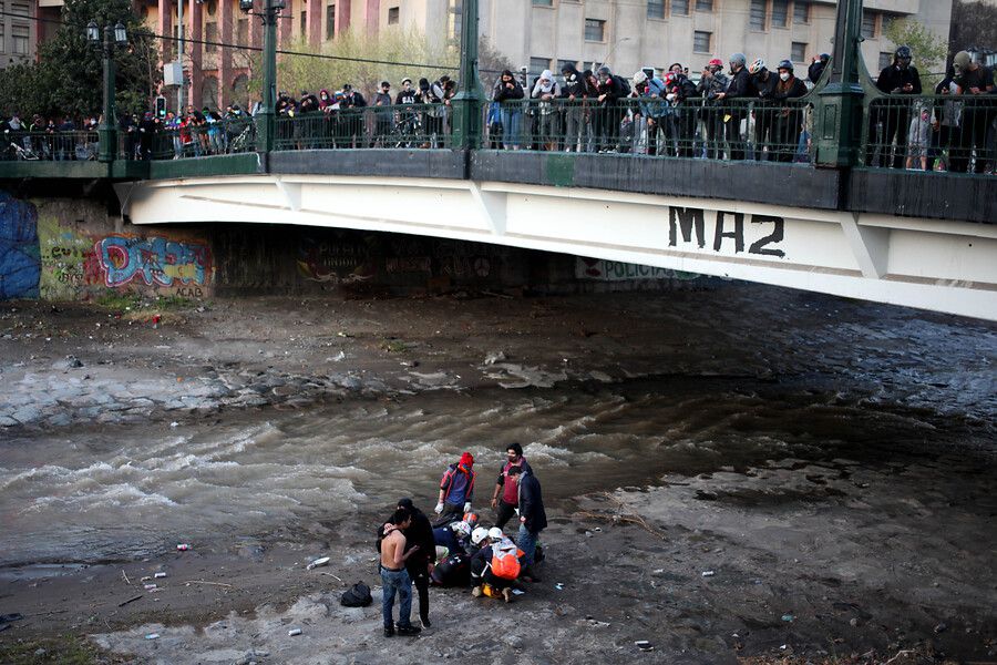 Detenido carabinero que lanzó a menor por un puente