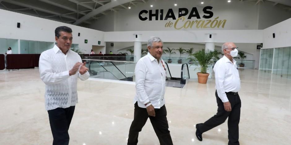AMLO pide mejorar 'baches' en la pista del aeropuerto de Tapachula