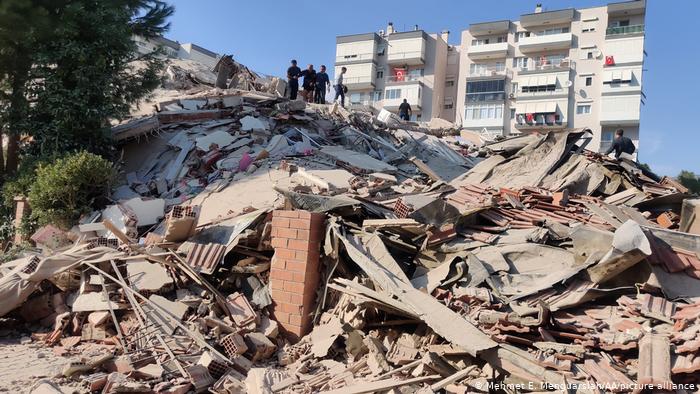 Al menos 4 muertos y 120 heridos en Turquía tras terremoto