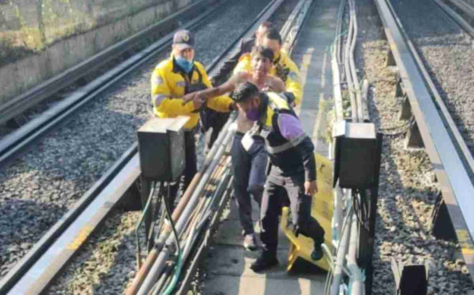 Hombre trepa reja e ingresa a vías del Metro Chabacano;