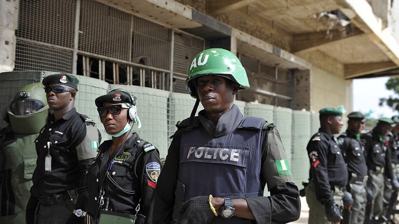 Nigeria disuelve fuerza policial tras acusaciones de violencia y torturas