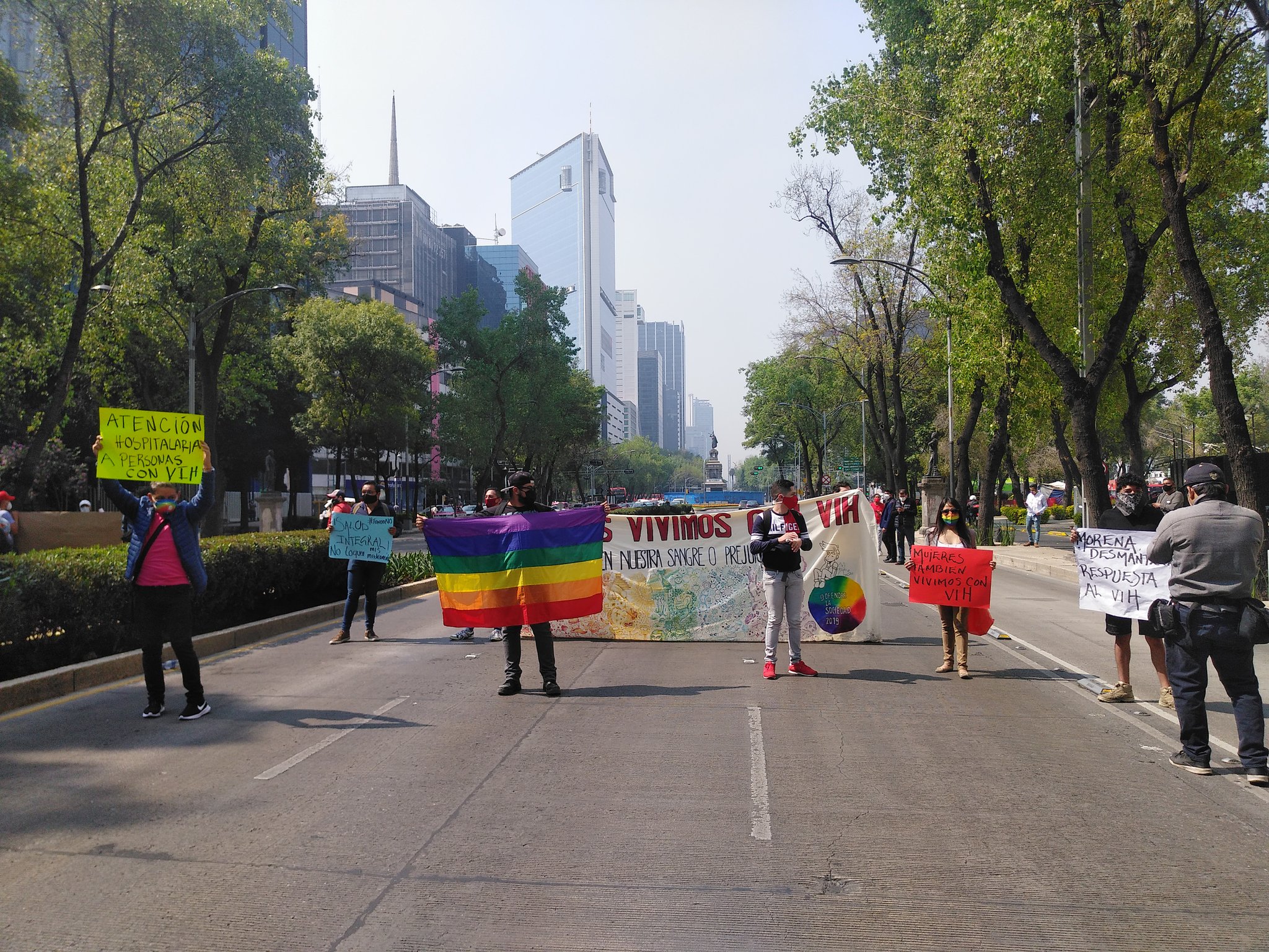 Pacientes con VIH protestan frente al Senado