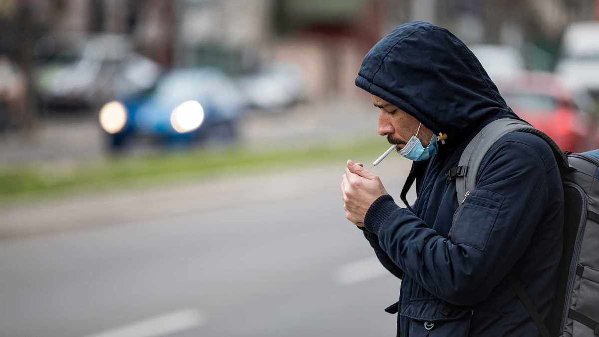 Proponen prohibir fumar en calles peatonales de la CDMX