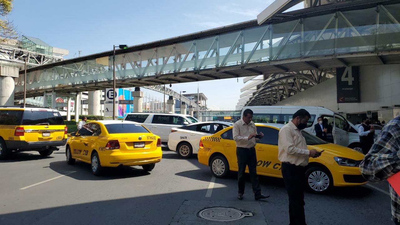 Taxistas bloquean el aicm