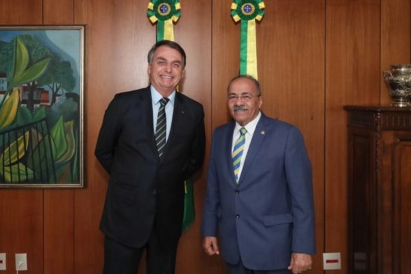 Bolsonaro niega relación con senador sorprendido escondiendo dinero en su ropa interior