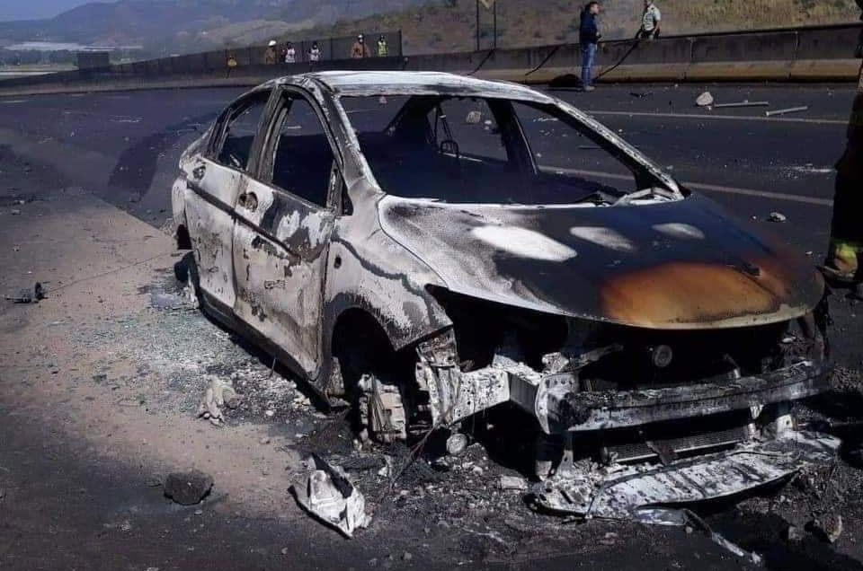 Explosión de pipa de gas en carretera de Nayarit deja al menos 12 muertos