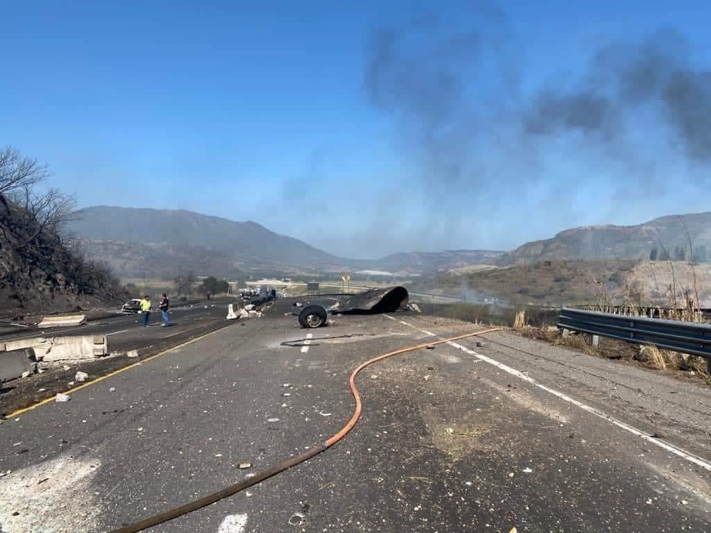 Accidente de pipa de gas en carretera Tepic-Guadalajara provocó dos explosiones