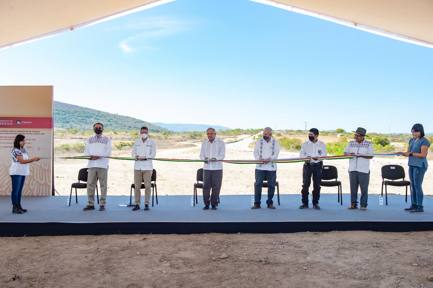 Reconoce AMLO esfuerzo de autoridades de usos y costumbres en la construcción de caminos a cabeceras municipales