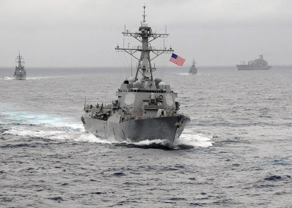 Buque de guerra de Estados Unidos navega por aguas de islas reclamadas por China