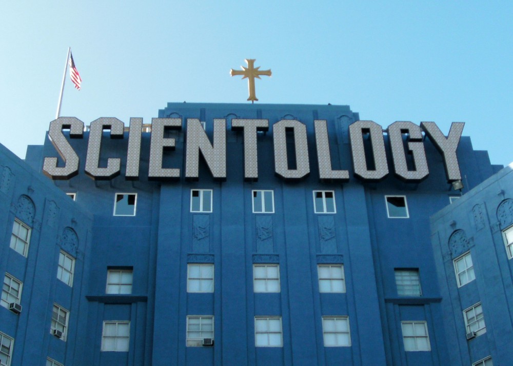 Iglesia de la Cienciología reparte “guía” con logos de gobierno federal