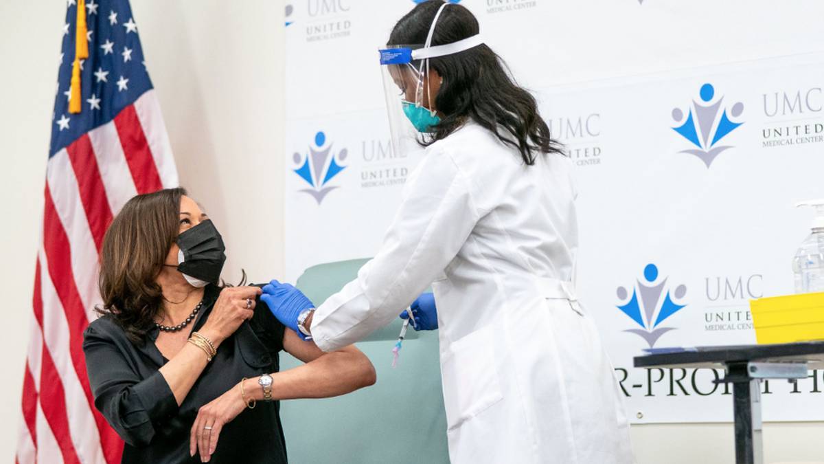 Kamala Harris recibe vacuna contra covid-19 