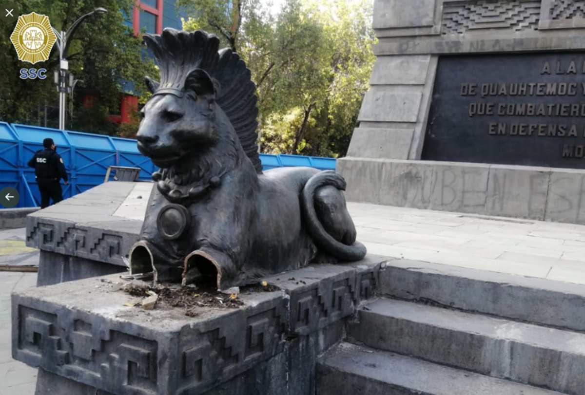 Mutilan monumento a Cuauhtémoc en CDMX; hay tres detenidos