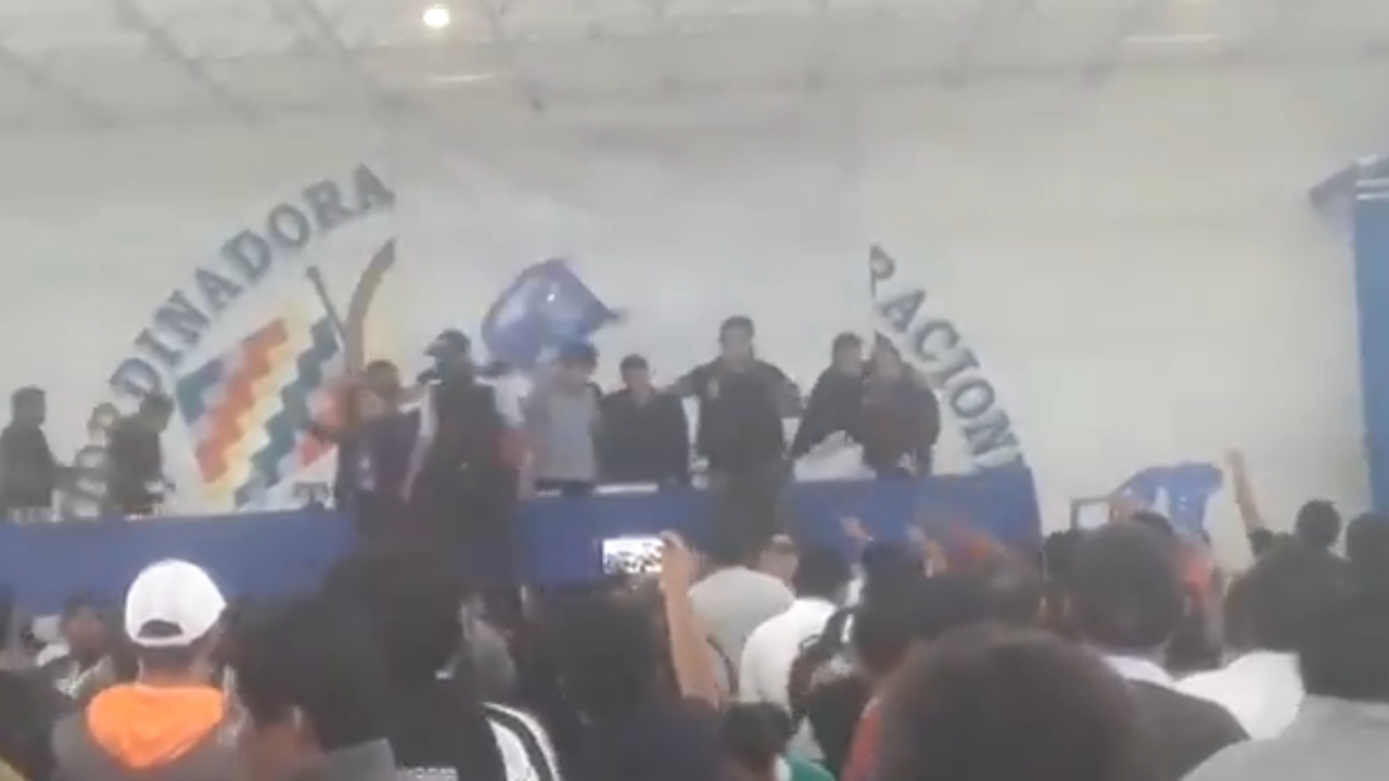 Lanzan sillas contra Evo Morales durante reunión de su propio partido