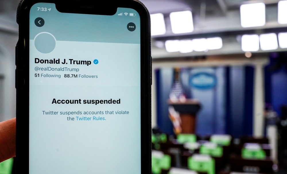Twitter suspende permanentemente cuenta de Donald Trump para evitar 