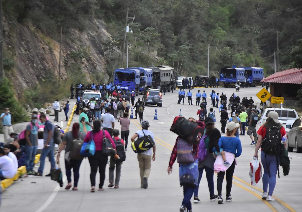 Nueva caravana migrante parte rumbo a Estados Unidos. Guatemala asegura haberla detenido