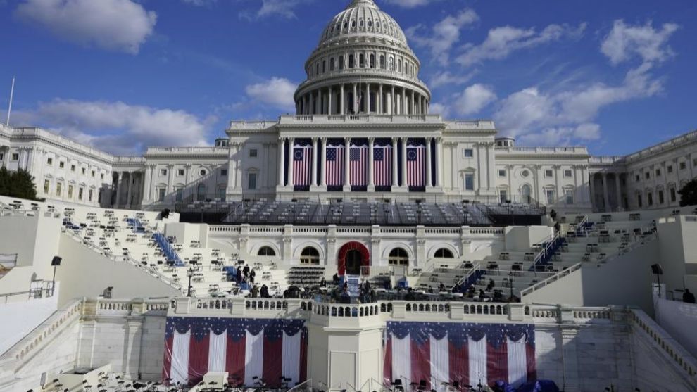 Biden firma sus primeros documentos oficiales como presidente