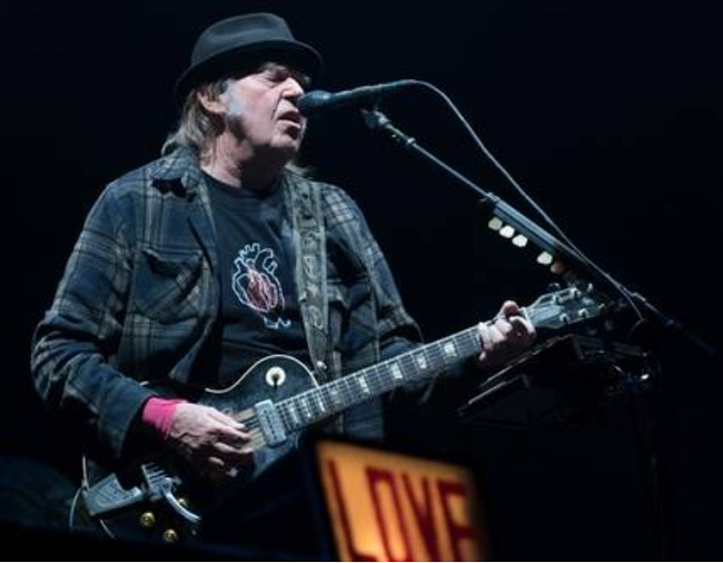 Neil Young vendió la mitad de su catálogo musical