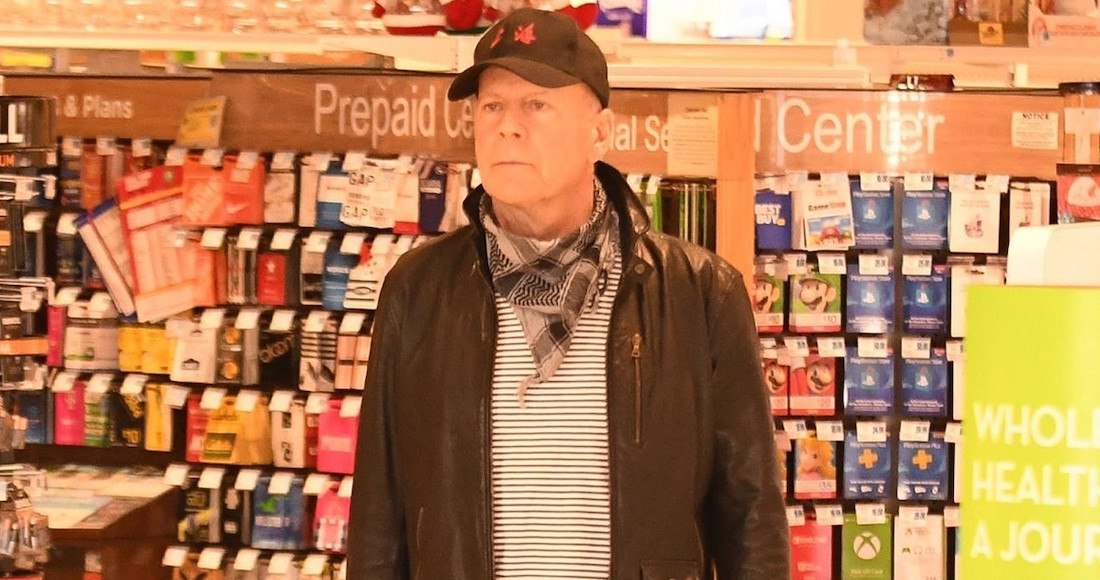 Bruce Willis se niega a usar cubrebocas en una farmacia