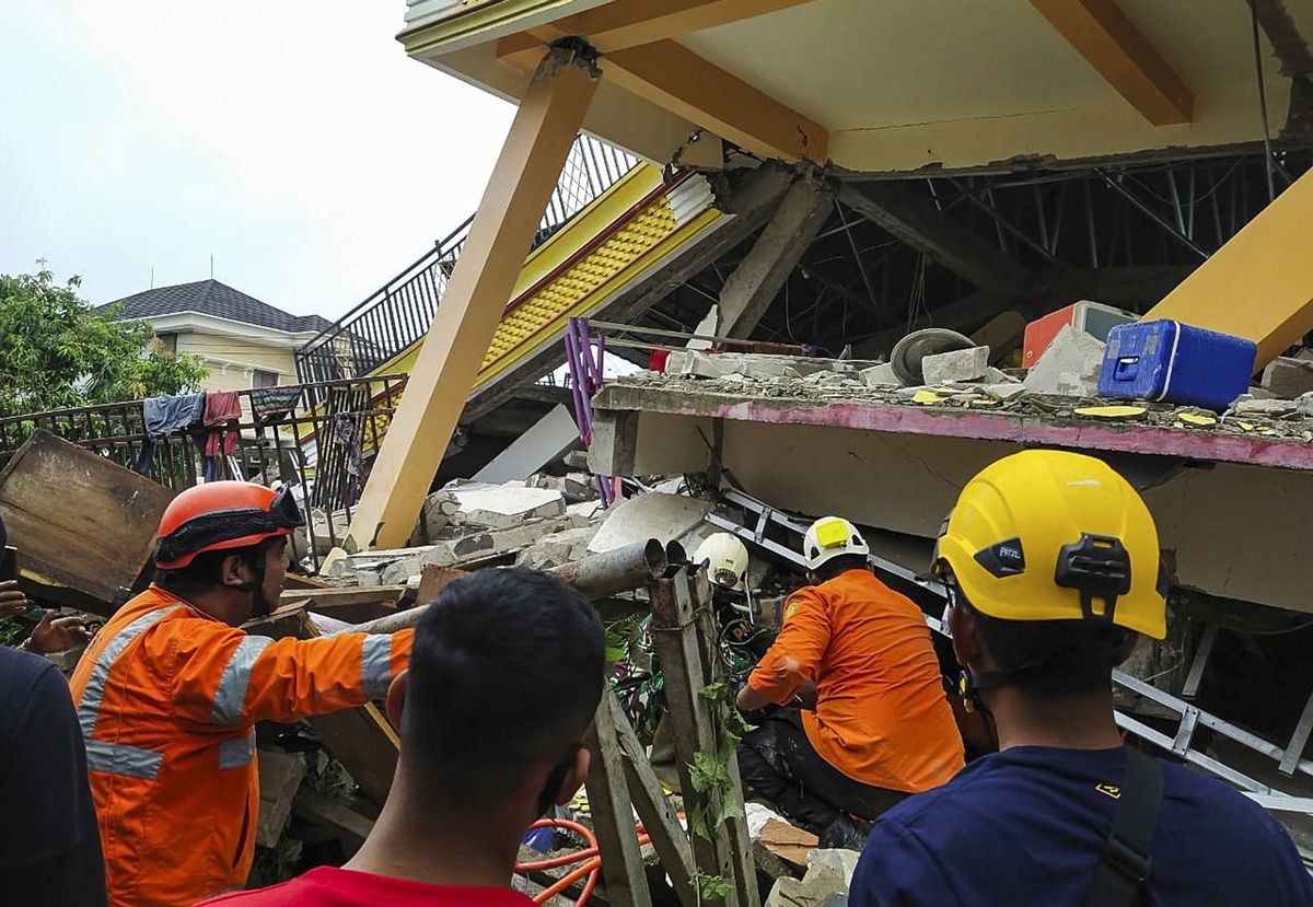 Sismo en Indonesia deja ya 37 muertos