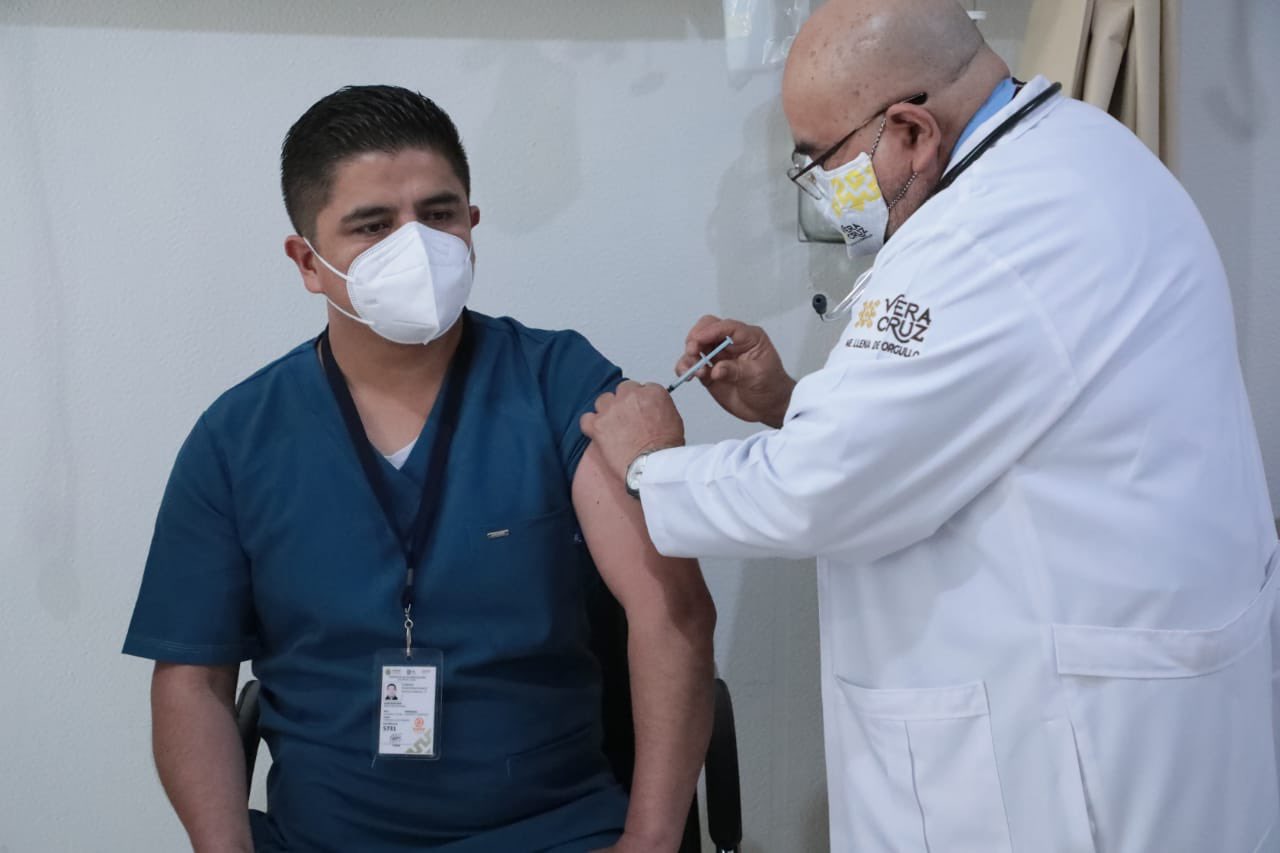 Cándido Contreras es el primer veracruzano en recibir vacuna Covid