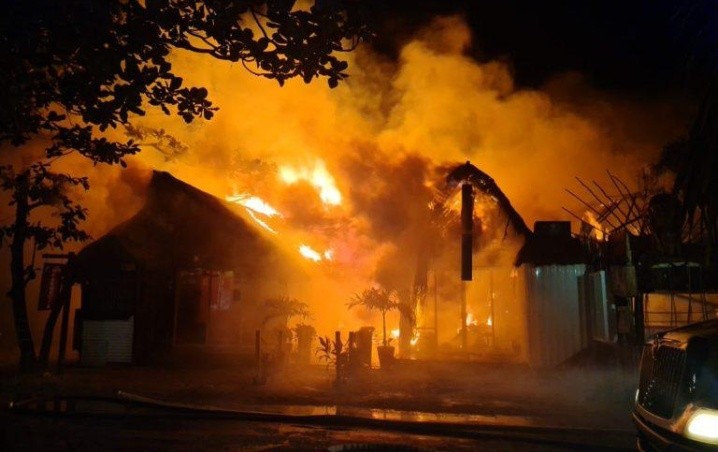 Incendio en Tulum consume varios locales de la zona costera